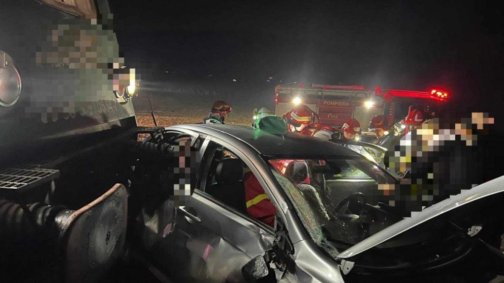 Accident feroviar grav Masina spulberata de tren conductor baut