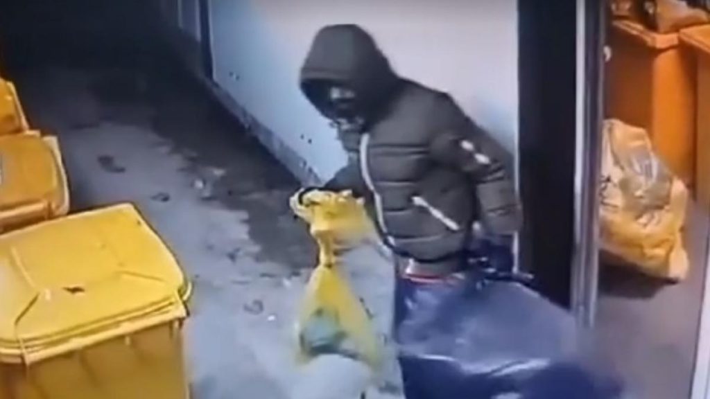 Barbatul care a furat picioare amputate crezand ca sunt PET uri a fost eliberat