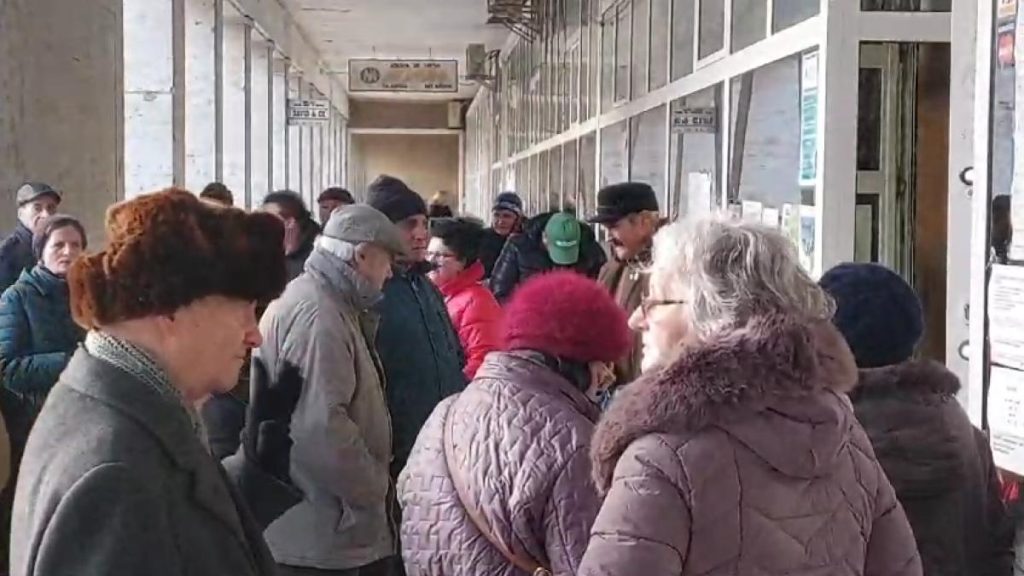 Cozi clasice la ghiseele de taxe la inceput de an