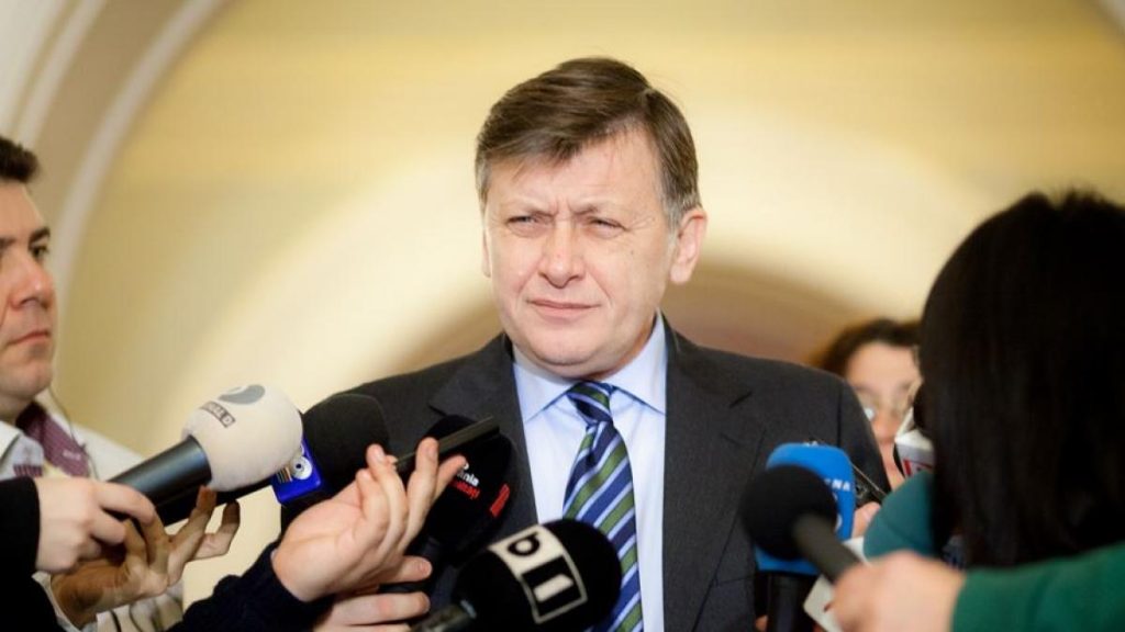 Crin Antonescu avertizeaza despre conspiratiile care infecteaza mintile romanilor
