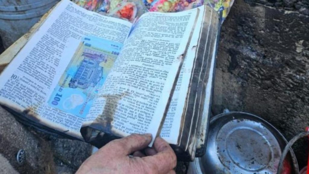 O Biblie cu bani ascunsi salvata dintr un incendiu