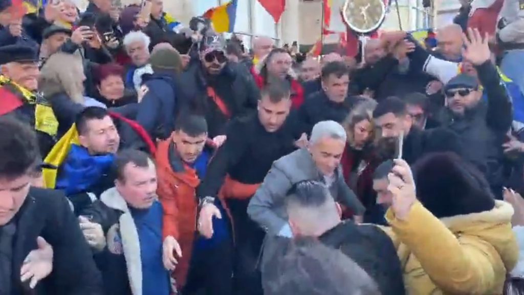 Simion a participat la protestul lui Georgescu dar a stat separat Multimea s a imbulzit sa l vada si sa l atinga pe Georgescu