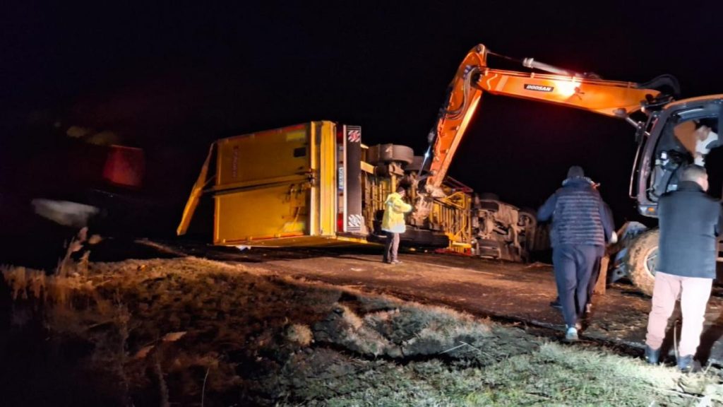 Un TIR cu 49 de tone sare rasturnat pe DN 22