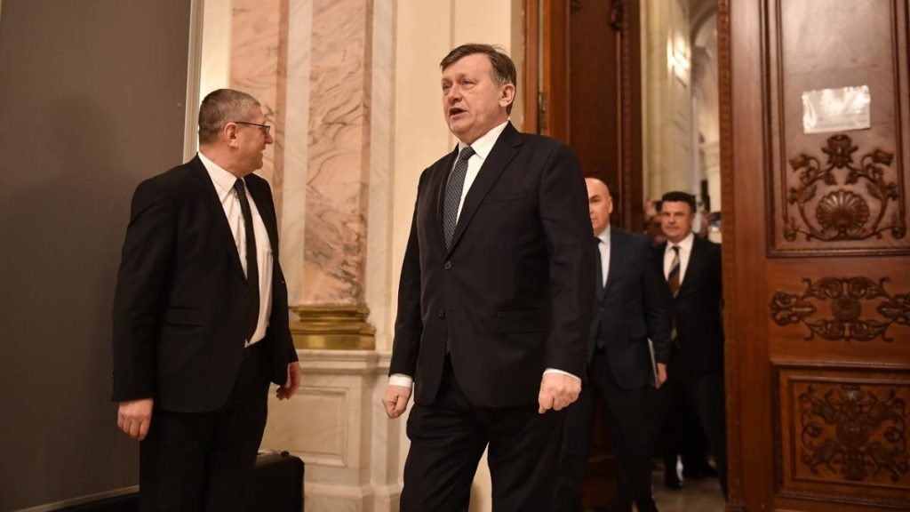 Crin Antonescu doreste reglementarea retelelor sociale Ma deranjeaza posibilitatea de a falsifica orice de a instiga la orice