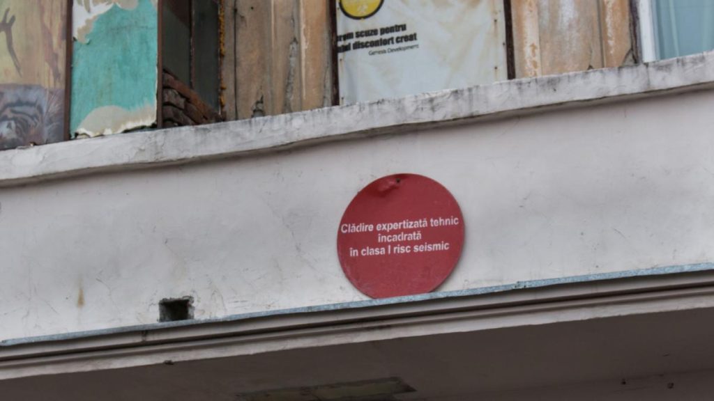 Doi ani de la cutremurele din Gorj Birocratia blocheaza consolidarile elevii invata inghesuiti