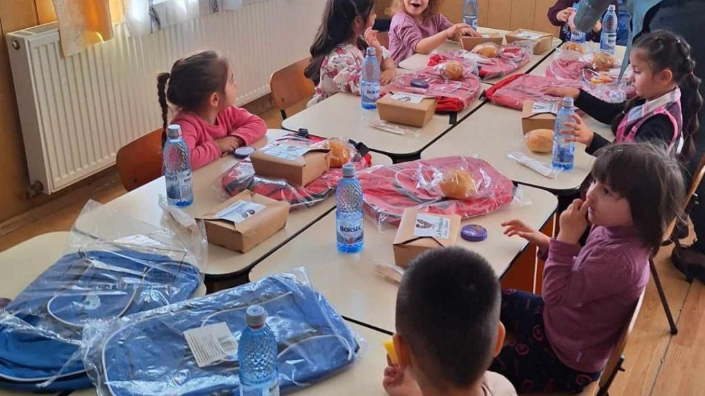 600 de elevi au primit hrana calda de Ziua Meselor Scolare
