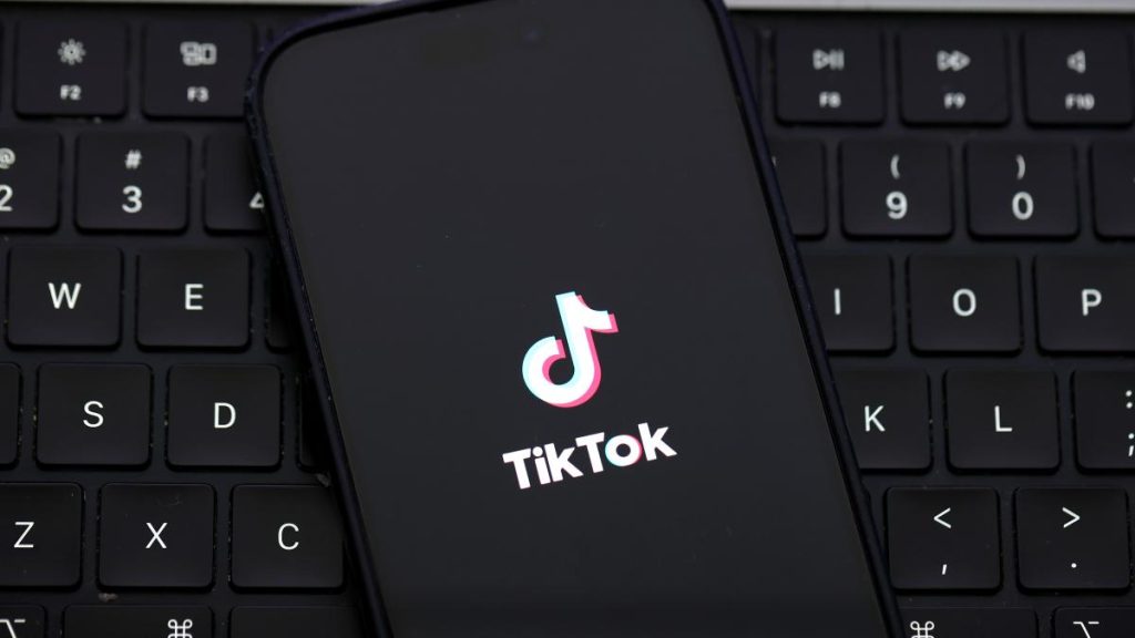 CNA cere inchiderea conturilor TikTok Videoclipuri cu fake news si mesaje extremiste