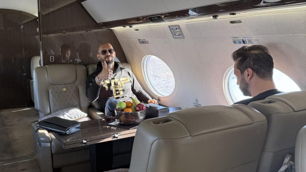 Fratii Tate revin in Romania Andrew Tate se plange Am platit 185000 de dolari pe un avion pentru a semna o bucata de hartie