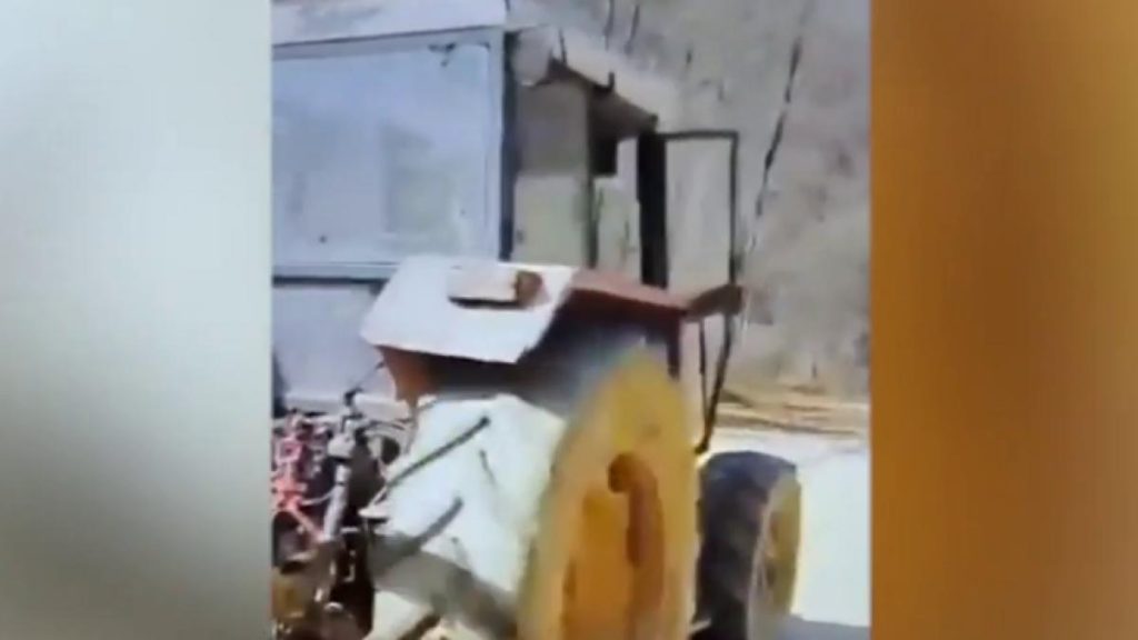 Imagini socante in Maramures Copil de 7 ani conduce tractor