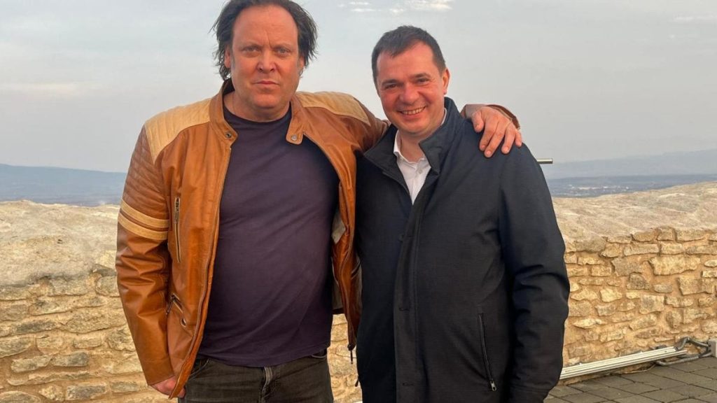 Jurnalistul britanic Charlie Ottley promoveaza turismul in Deva