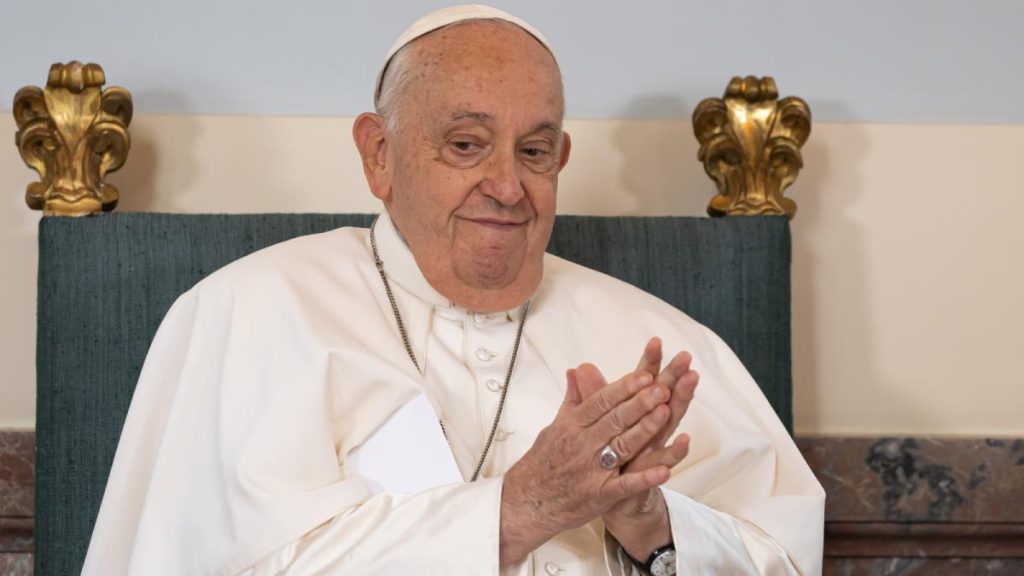 Papa Francisc a iesit din spital dupa o luna