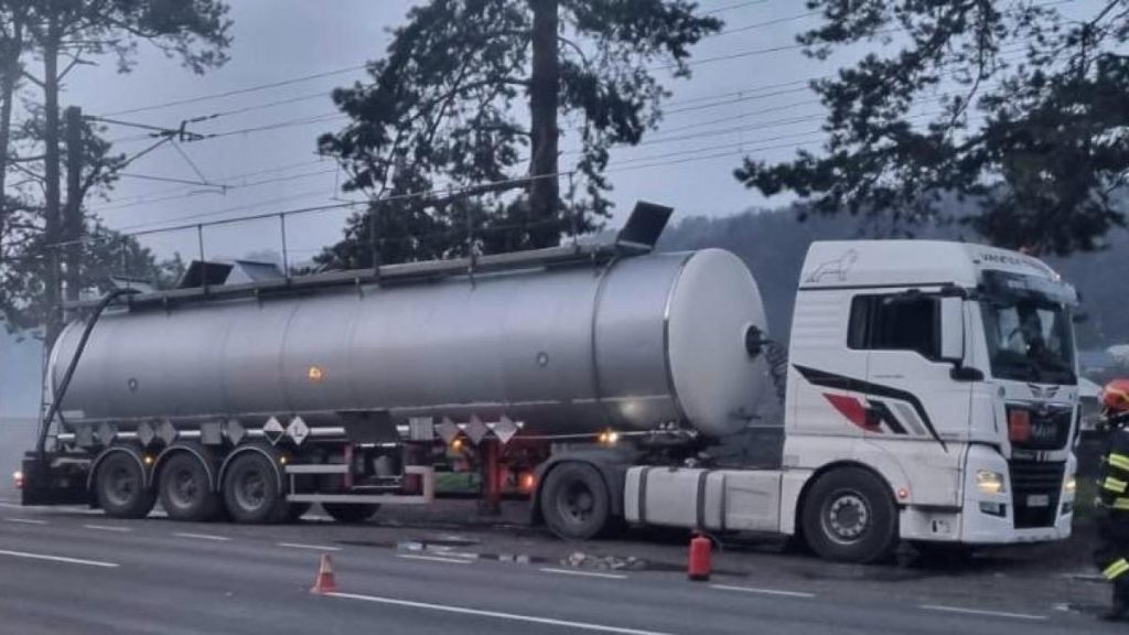 Pericol pe DN 1 la Comarnic scurgeri de acid sulfuric