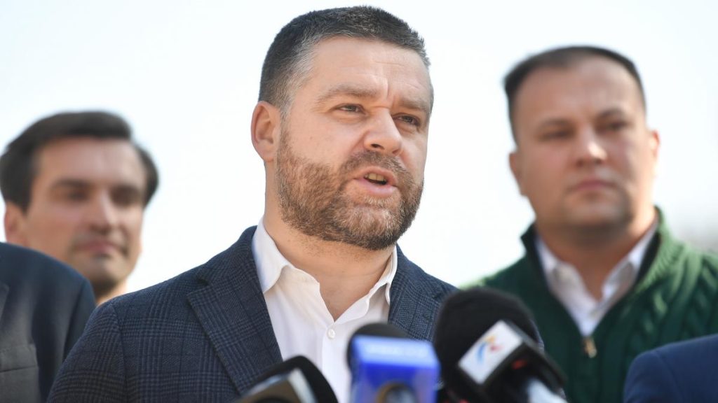 Ciprian Ciucu a dat in judecata MApN pentru autorizatia hotelului