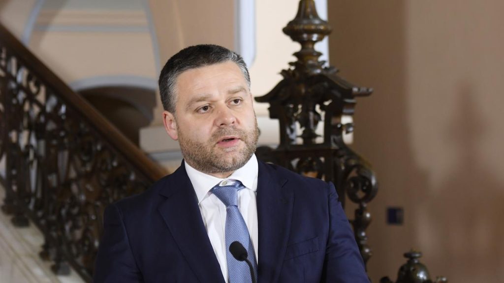 Ciprian Ciucu il acuza pe Nicusor Dan ca blocheaza proiectele din Bucuresti Semnatura finala e a lui Si stam si asteptam