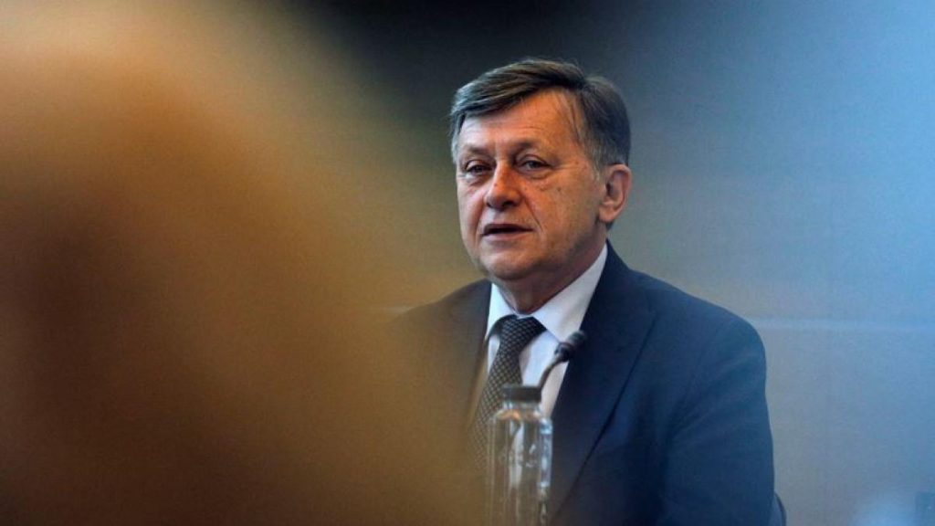 Crin Antonescu Ilie Bolojan este aproape hartuit de candidati ce vor sa ii paraziteze increderea Ma sustine pe mine