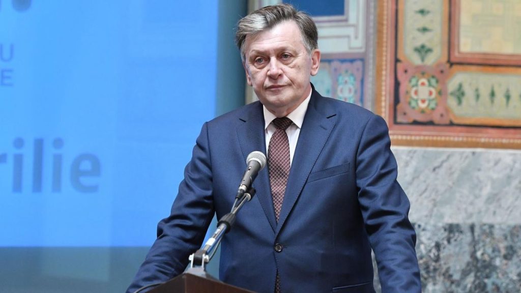 Crin Antonescu a cerut CNSAS declaratia din dosarul prietenului aparat de Securitate Documentele vor fi facute publice