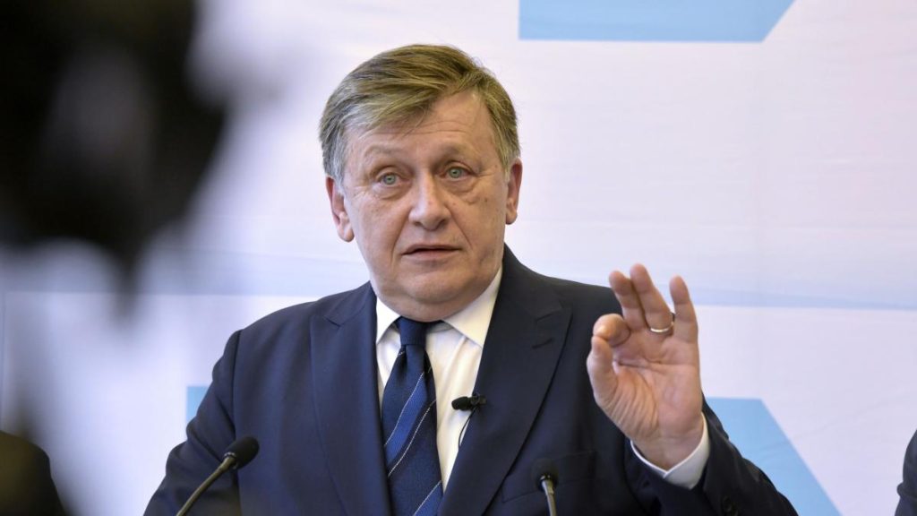 Crin Antonescu a semnat Declaratia Universitatii Bucuresti pentru orientarea euroatlantica a Romaniei