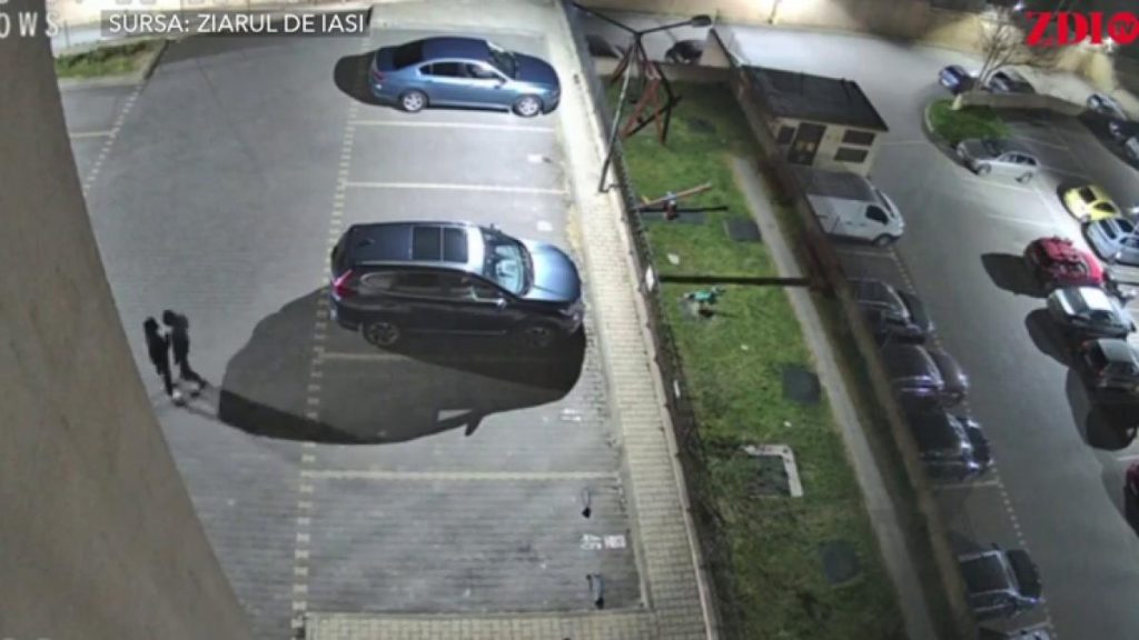 Doi adolescenti din Iasi au aruncat oua in masini filmati