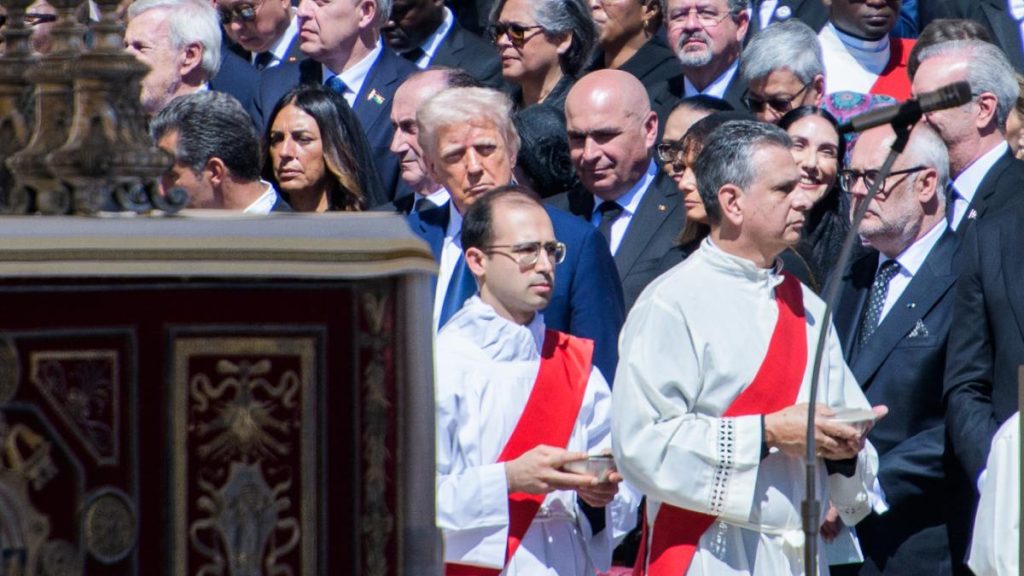 Ilie Bolojan langa Donald Trump la funeraliile Papei Francisc Imagini rare