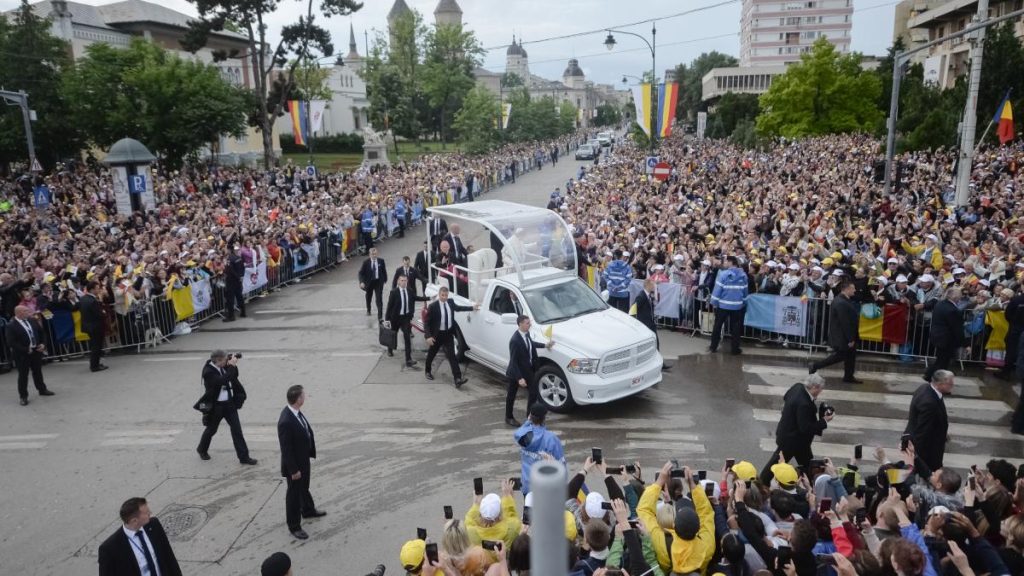 Imagini cu Papa Francisc in Romania Mesajul pentru credinciosi