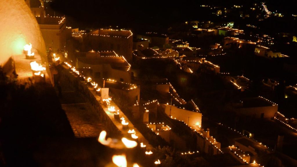 Imagini spectaculoase din Santorini in noaptea de Paste Balustradele si terasele acoperite cu lumanari aprinse