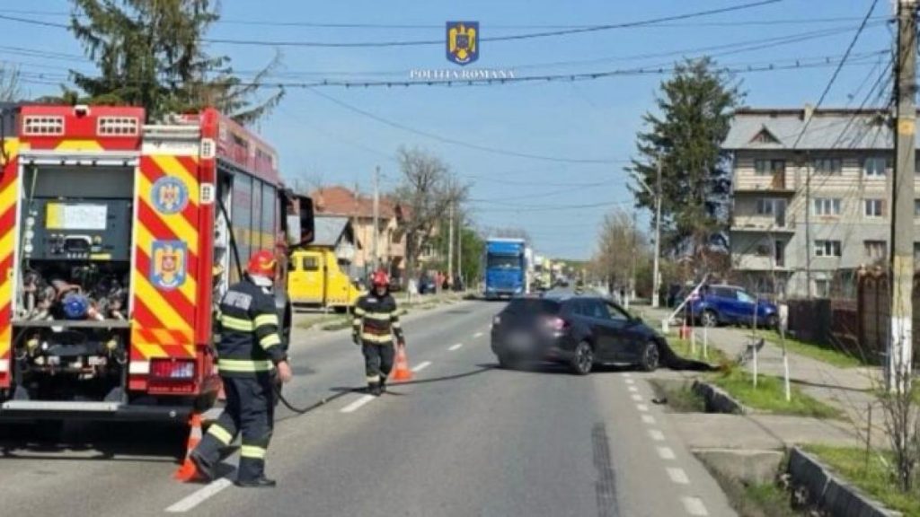 Impact violent intre doua masini in Dambovita teava de gaz rupta si evacuare