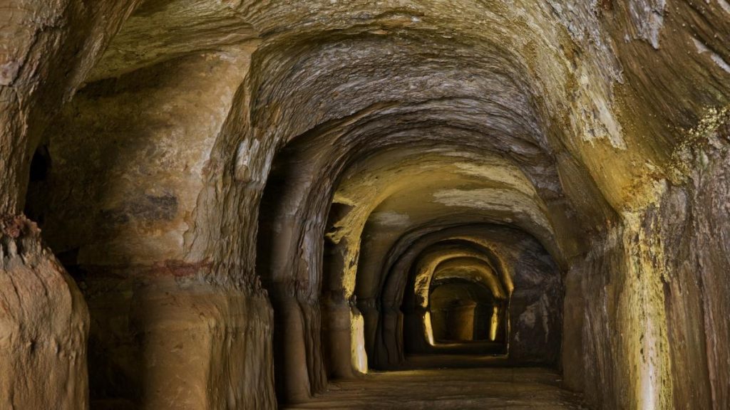 Lumea ascunsa sub Marea Britanie Pesterile secrete care rescriu istoria
