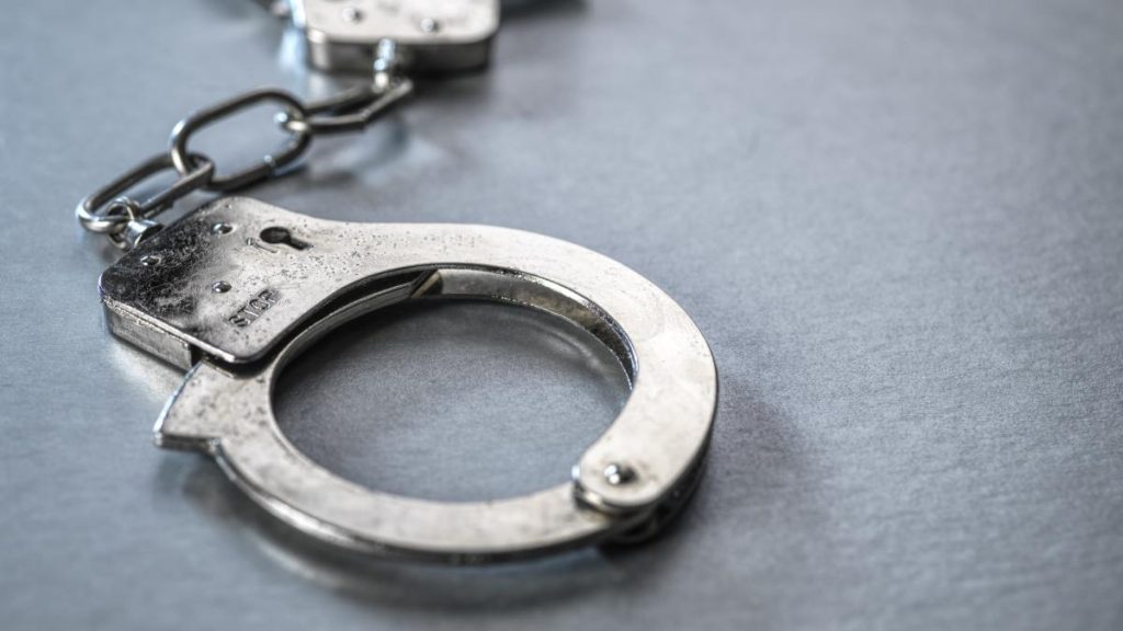Mai multi copii prinsi pregatind un atac cu cocktailuri Molotov asupra altor adolescenti