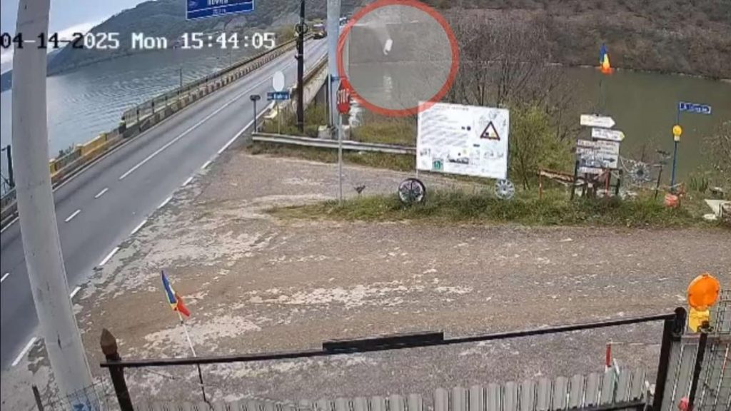 Momentul cand microbuzul a cazut in Dunare langa viaductele Bahna si Ilovita