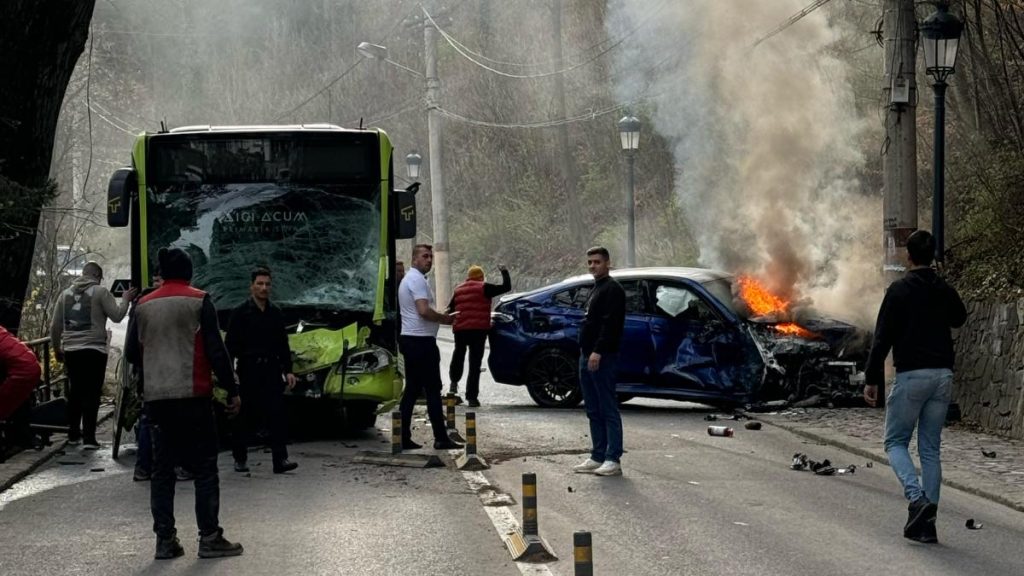 O masina a luat foc dupa ciocnirea cu autobuz Sinaia Fiul unui afacerist local ar fi fost la bord Interventie elicopter SMURD