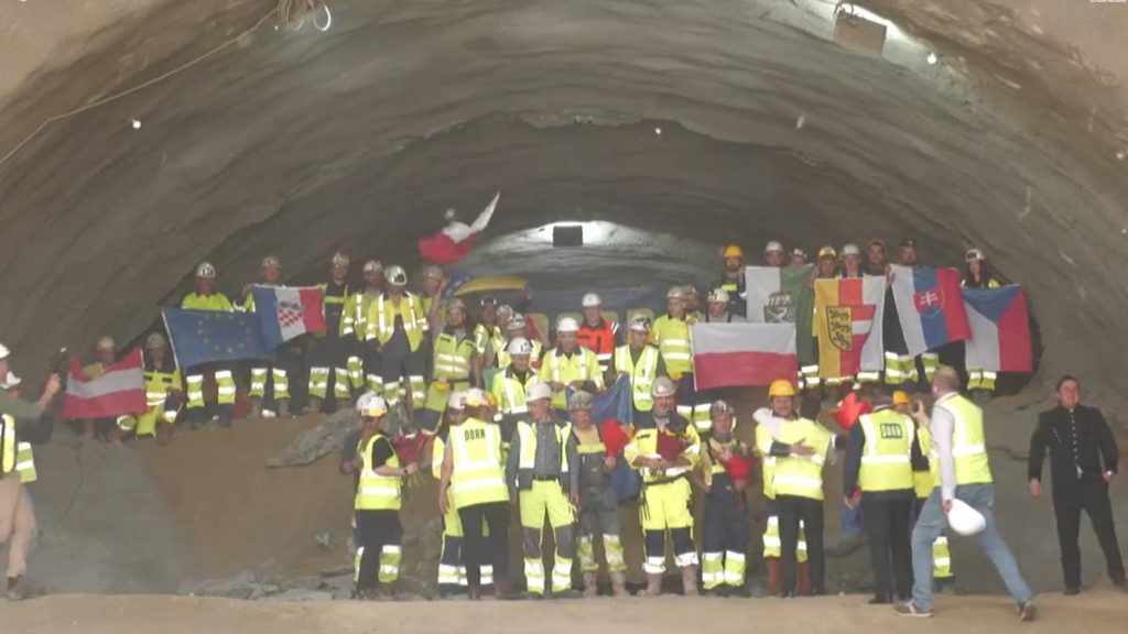 Primul tunel rutier forat din Romania finalizat Cand va fi deschis Tunelul Momaia pe A1