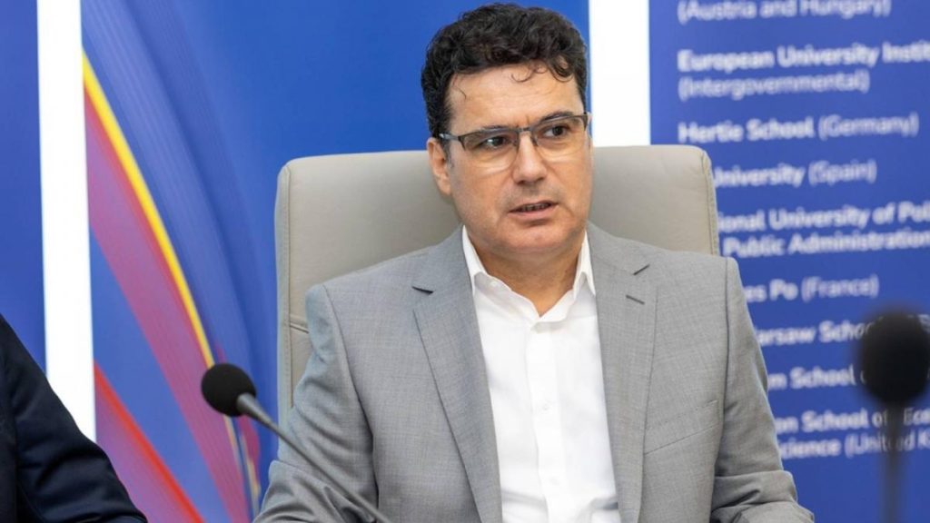 Remus Pricopie Simion poate castiga in turul doi Pro europenii trebuie sa coopereze pentru a l exclude pe Simion