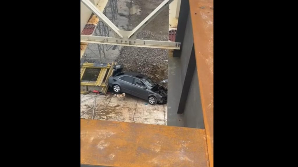 Sofer cazut cu masina de pe pod neterminat A7