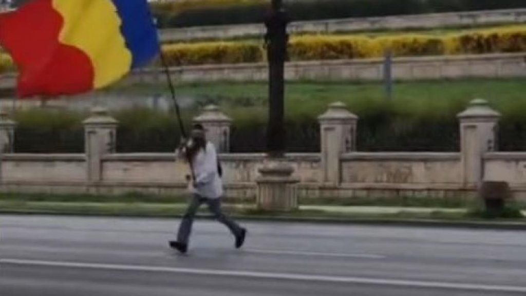 Stegarul Dac amendat pentru urcarea pe gardul Parlamentului