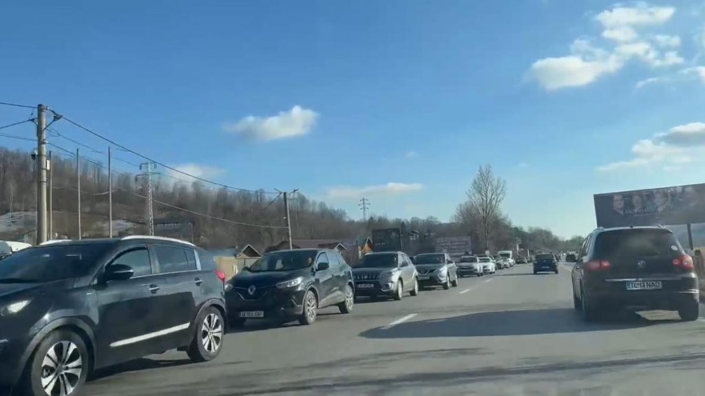 Trafic intens spre munte si vestul tarii Zonele aglomerate in Vinerea Mare