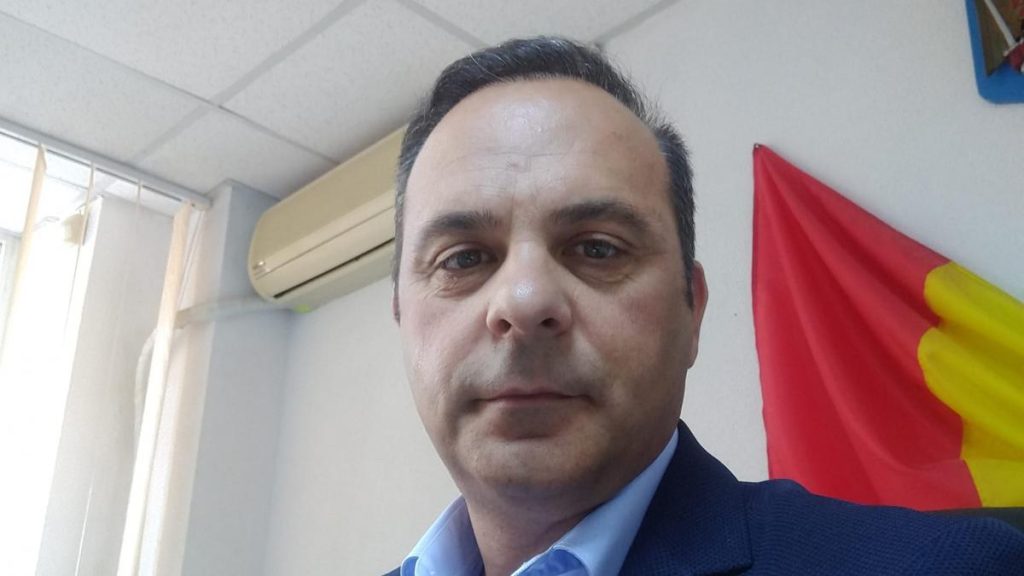 Un director DSVSA din Tulcea prins aruncand spaga in WC