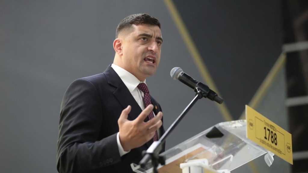 Ambasada Romaniei in SUA il critica pe Simon Aplaudarea ingradirii drepturilor romanilor e incompatibila cu functia de presedinte
