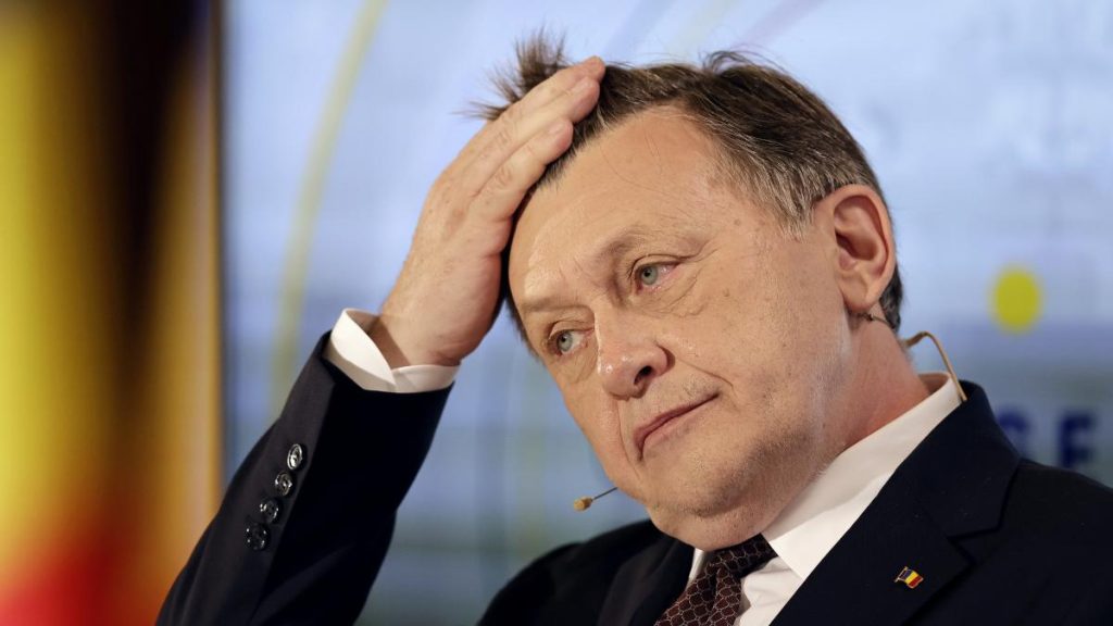 Crin Antonescu ar reduce salariile demnitarilor la jumatate in criza
