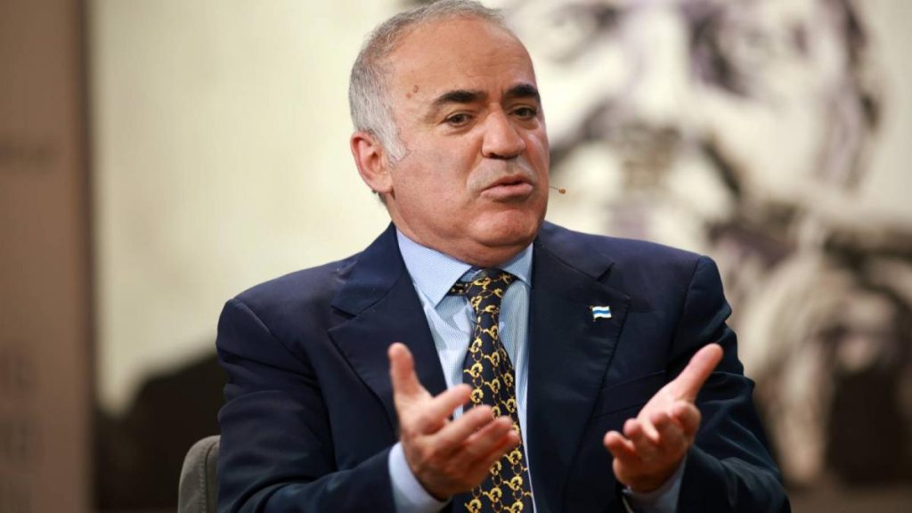 Garry Kasparov indeamna la vot Daca crezi ca decizia nu e a ta poti ajunge ca in Rusia sau China