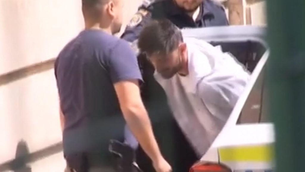 Un barbat din Bucuresti a atacat un politist si a amenintat cu sinuciderea