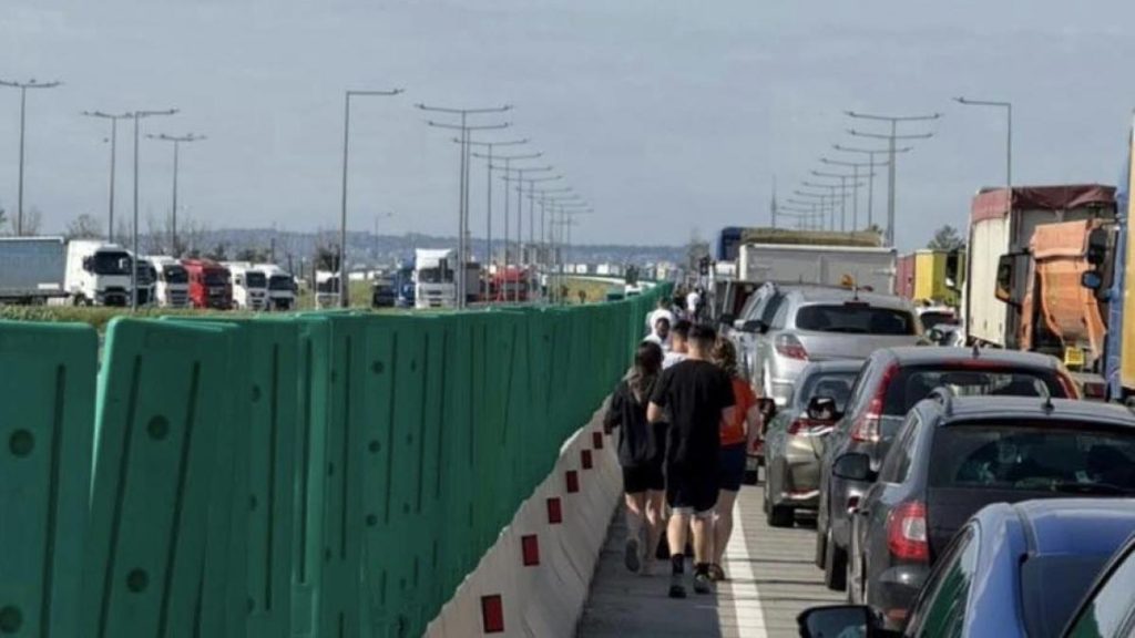 Aglomeratie pe Podul Prieteniei Giurgiu Ruse 4 ore de asteptare