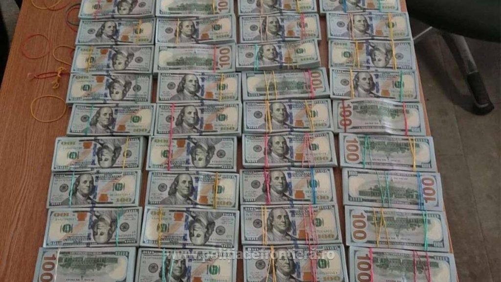 Doi soti au incercat sa treaca granita in Romania cu 1 4 milioane de dolari ascunsi