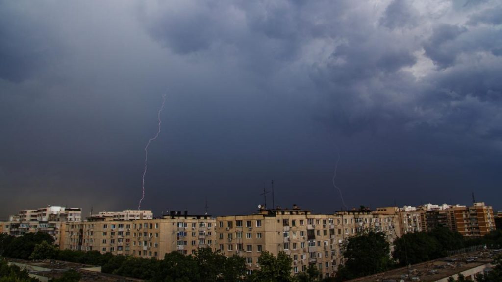 Furtuna violenta in Bucuresti Ro Alert activat