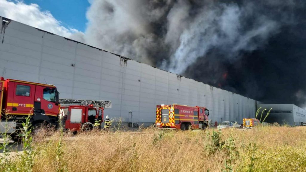 Incendiu puternic la un parc logistic A1 RO Alert emis