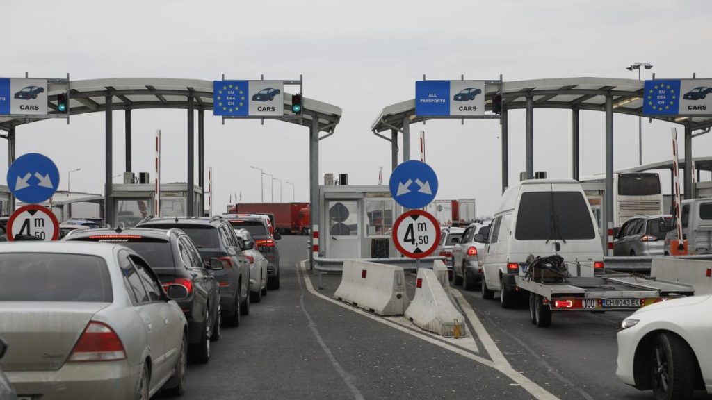 Noua migranti gasiti ascunsi intr o semiremorca la Nadlac