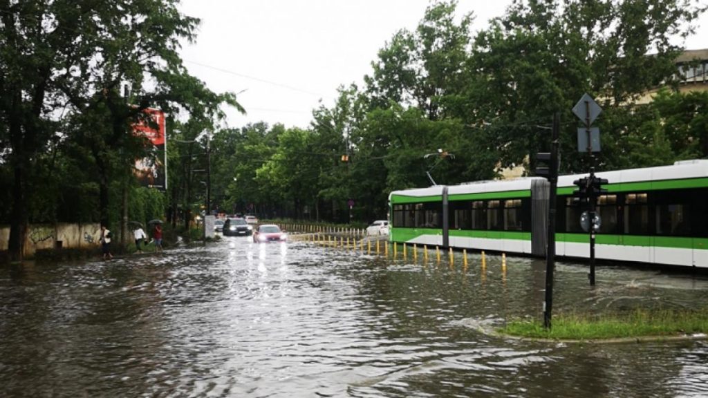 Ploaia torentiala din Bucuresti blocheaza transportul public
