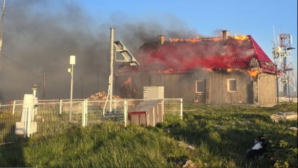 Statia meteorologica si cabana de pe Virful Vladeasa au ars