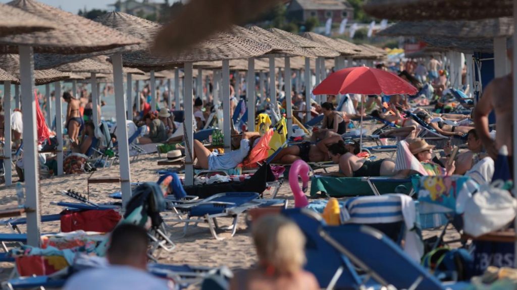 Sunt 60000 de turisti pe litoral mai muli decat asteptau hotelierii