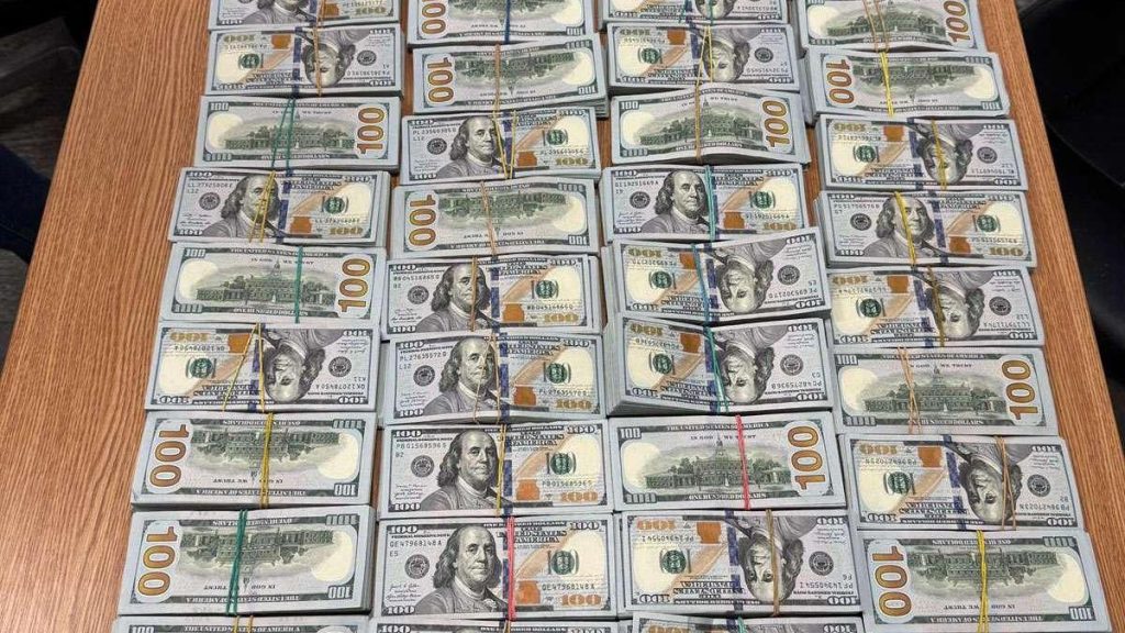 Un barbat a incercat sa intre in Romania cu 580000 dolari