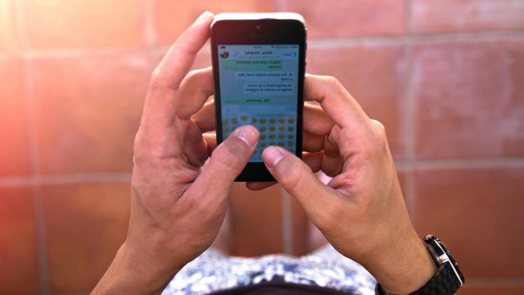 Un nou trend Un sfert dintre romani cauta joburi pe WhatsApp